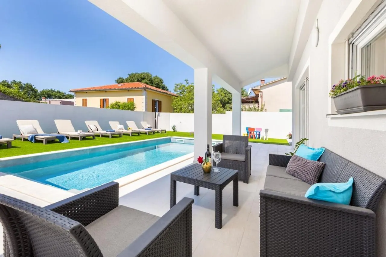 Mateo Villa Pula
